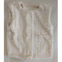 Colete de pelinho off white semi novo perfeito - 10 anos - Não informada