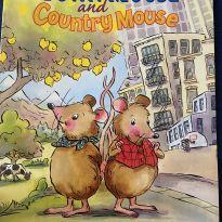 Livro em inglês “Town Mouse and Country Mouse” -  - Não informada