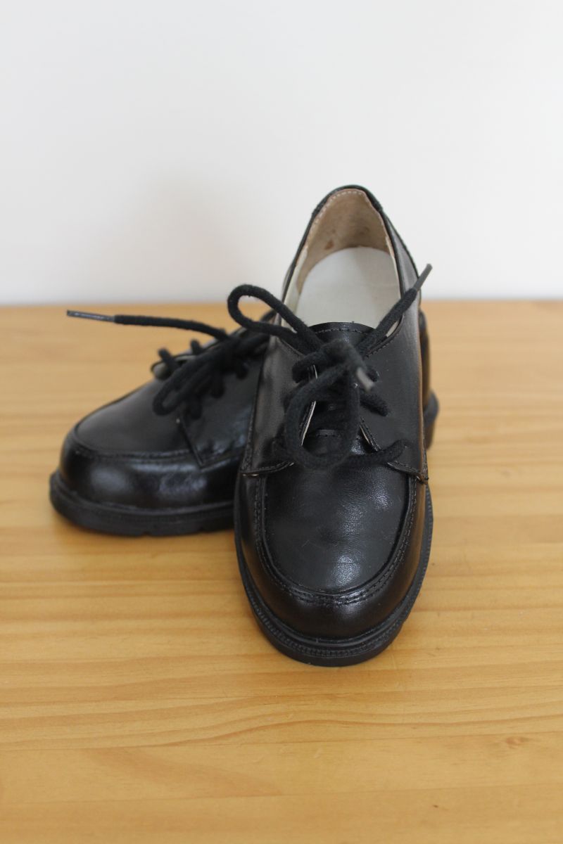 sapato preto para bebe