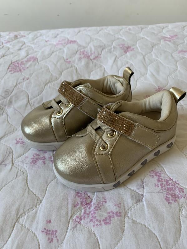 tenis pampili led dourado