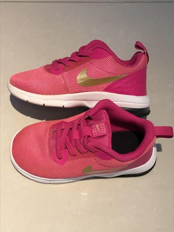 nike rosa novo