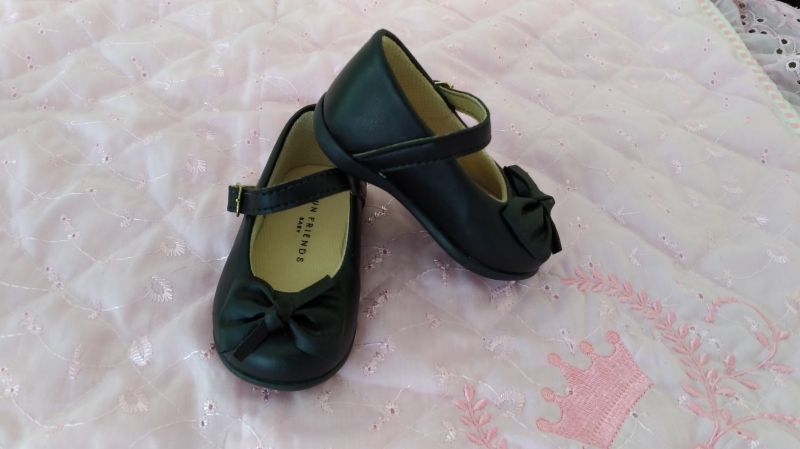 sapato preto de menina