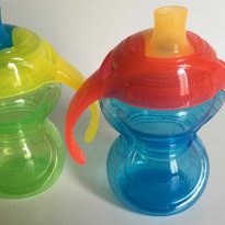 Kit 2 copos de treinamento click lock da Munchkin - Sem faixa etaria - Munchkin