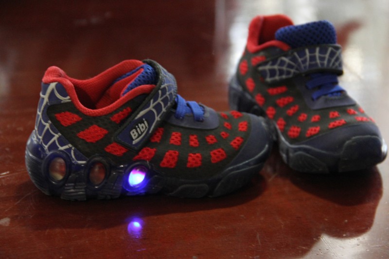 tenis de luzinha do homem aranha