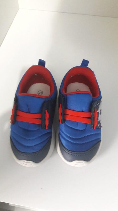 tenis azul e vermelho