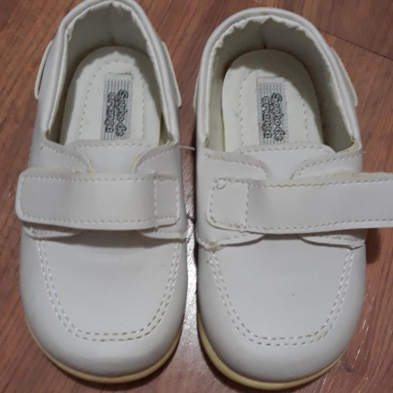 sapato branco de criança